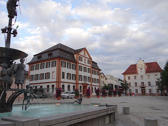 Marktplatz in Ehingen mit Brunnen