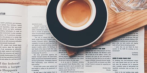 Caffee auf einer Zeitung