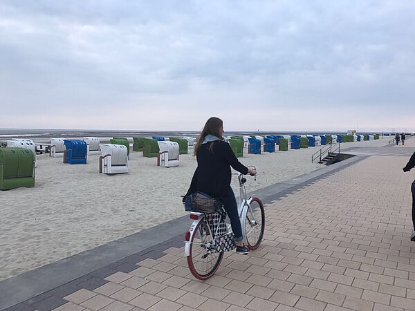 Rad fahren am Strand von der Insel Föhr