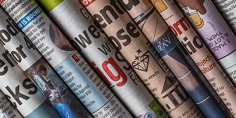 diverse gefaltete Zeitungen