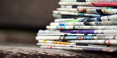 Gefaltene Zeitungen übereinander gestapelt