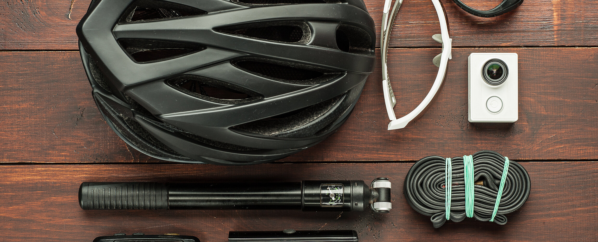 Helm, Fahrradpumpe, Sonnenbrillen, GPS und weitere wichtige Kleinigkeiten für die Radreise.