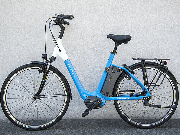 blau-weißes E-Bike der Firma Kalkoff