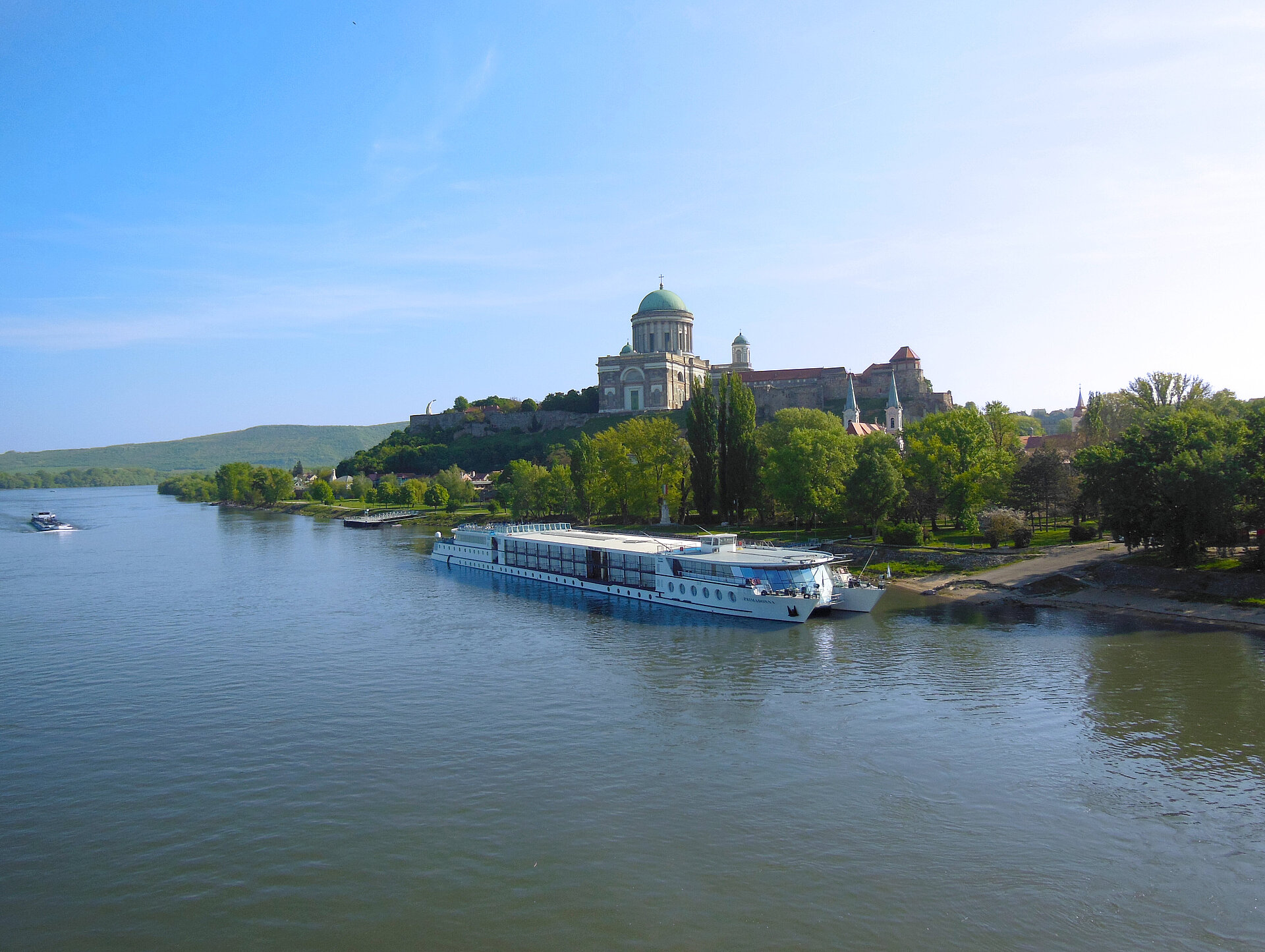 Die MS Primadonna vor dem Dom von Esztergom.