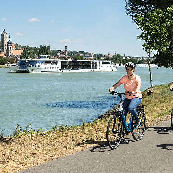 Unsere Kunden auf der Radkreuzfahrt Passau - Wien - Passau werden vom "schwimmenden" Hotel, der MS Primadonna begleitet.