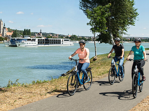 Unsere Kunden auf der Radkreuzfahrt Passau - Wien - Passau werden vom "schwimmenden" Hotel begleitet.