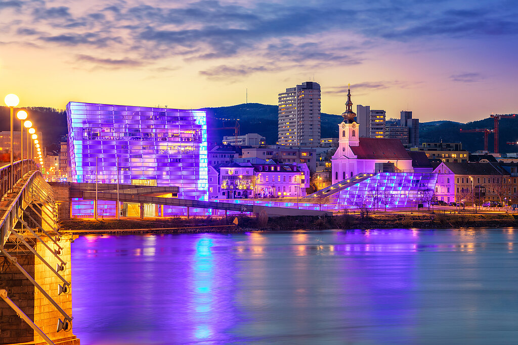 Beleuchtetes Ars Electronica Center in der Dämmerung