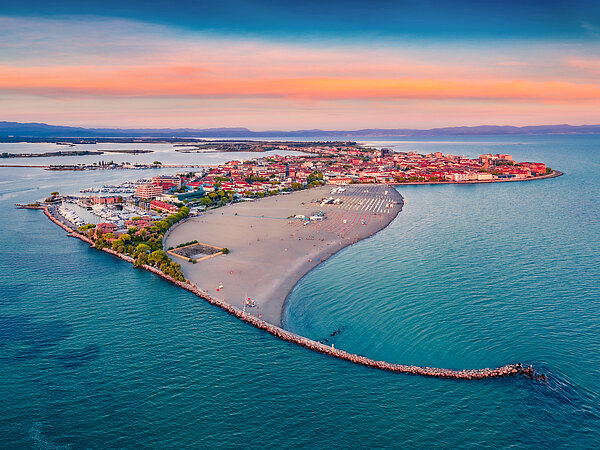 Blick von oben auf Sandstrand und Meer in Grado.