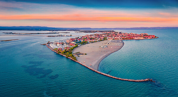 Blick von oben auf Sandstrand und Meer in Grado.