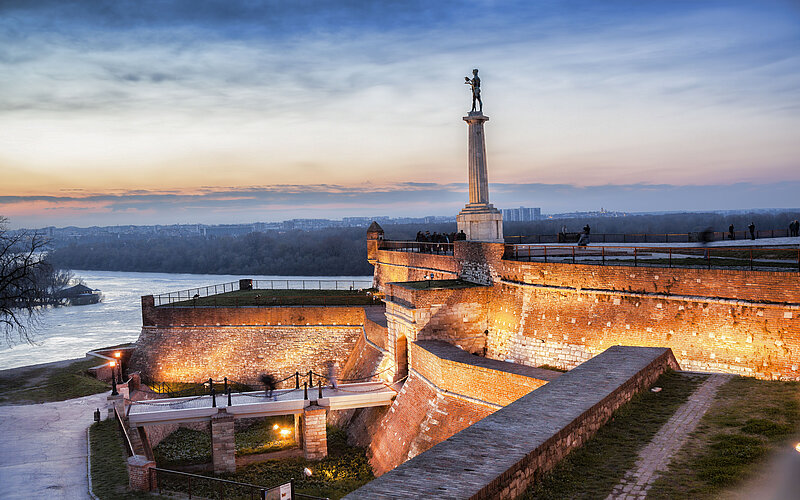 Belgrad mit Festung Kalemegdan und der Statue Pobednik in Abendstimmung