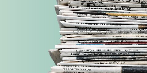 viele Zeitungen übereinander gestapelt