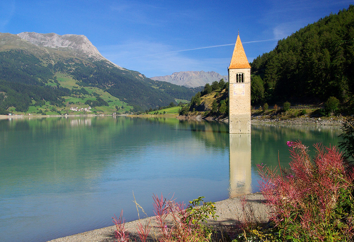 Der versunkene Turm im Reschensee, das Wahrzeichen des Vinschgau.