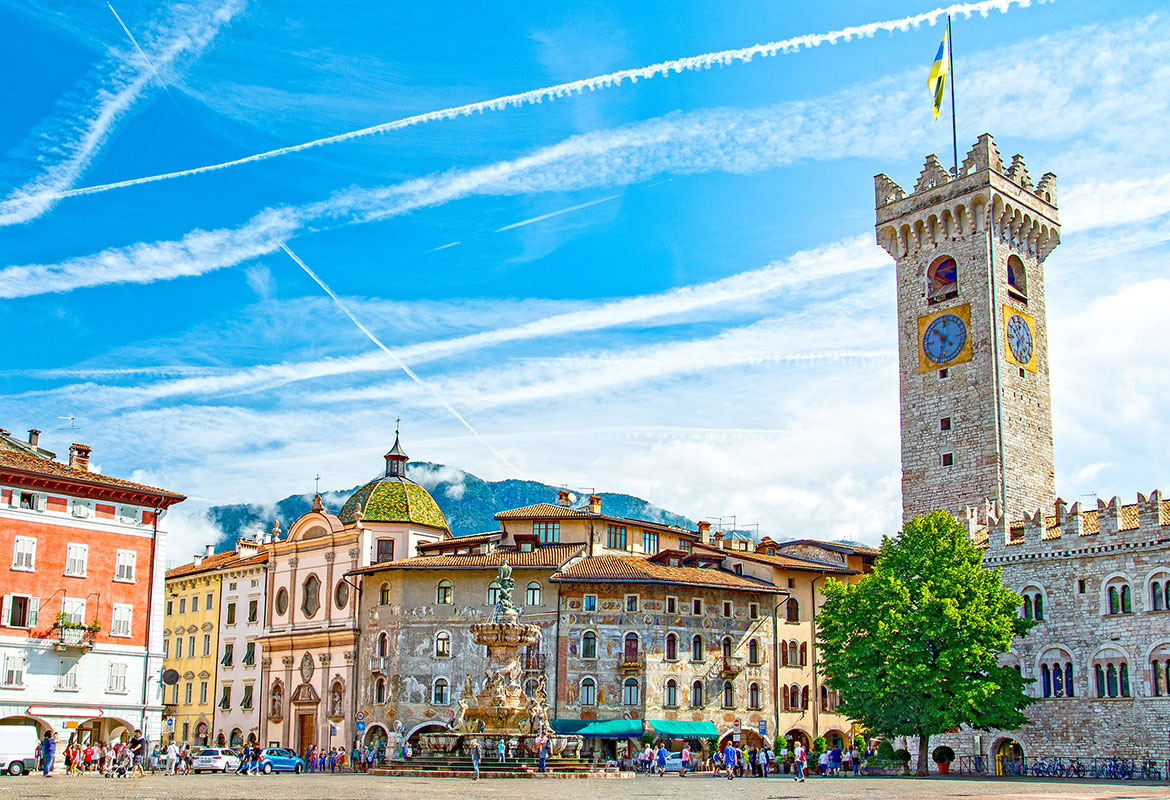 Domplatz mit Neptunbrunnen in Trento/Trient