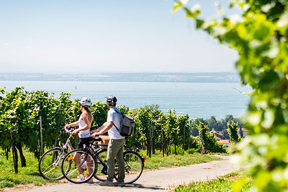 zwei Radfahrer beim Bodensee