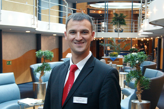 Hotelmanager Marko auf der MS Primadonna 
