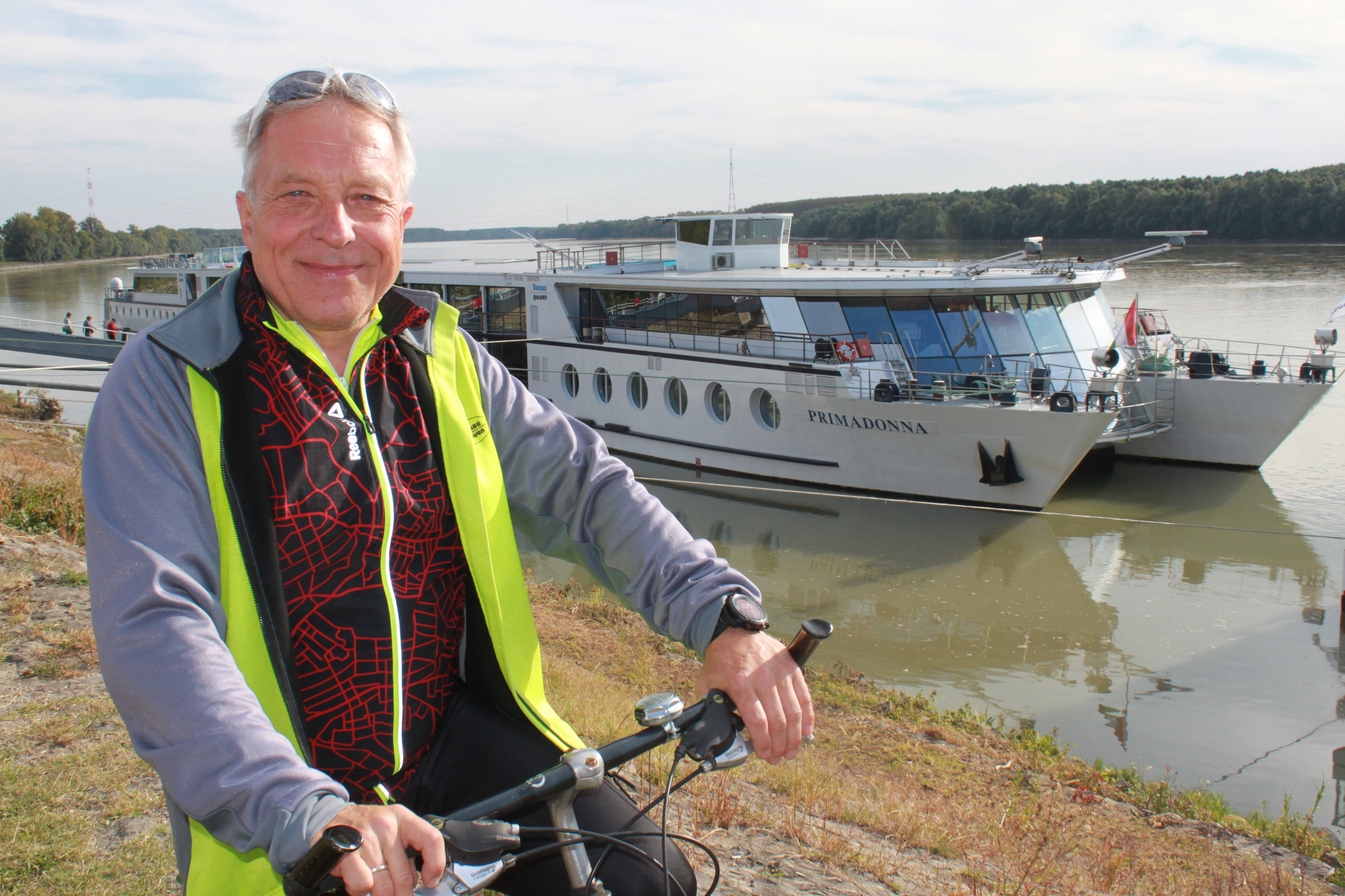 Donau Touristik Chef bei einer Radkreuzfahrt vor der MS Primadonna