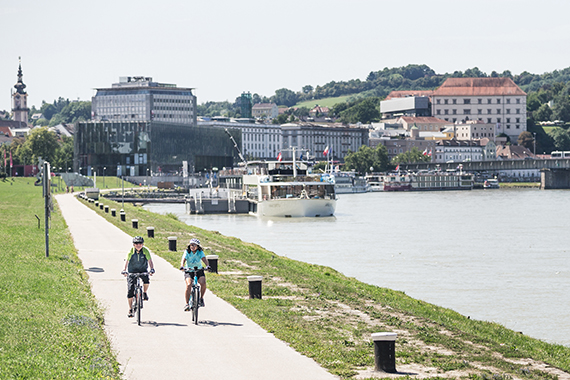 Radfahren am Donauradweg in Linz