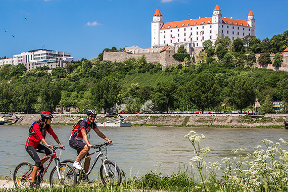 Bratislava Burg am Donauradweg